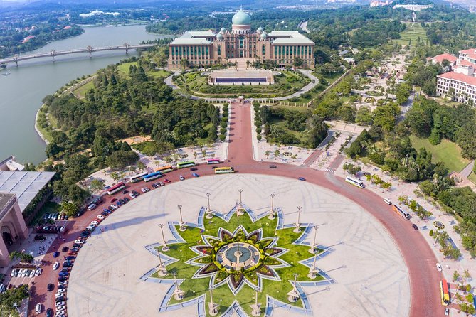 °17or19 Hrs Kuala Lumpur Van Tour from Singapore w' Tour Guide - Central Market, Petaling Street, and the food choices
