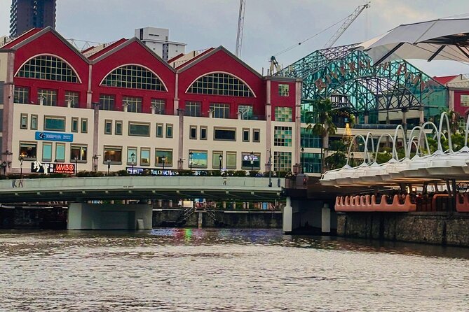 2 Pax Bundle Singapore River Cruise and Stunning Light Shows - Guide quality and the shared-group tradeoff