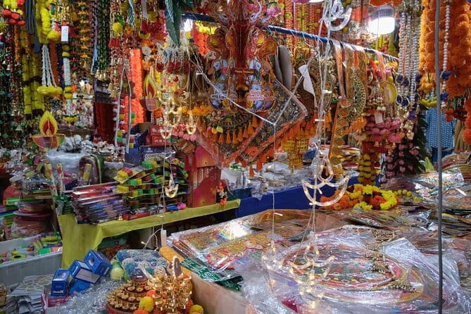 5 hours Little India, Kampong Glam, Chinatown with 9 Food Tasting - Little India: temple color and a taste of Indian breakfast