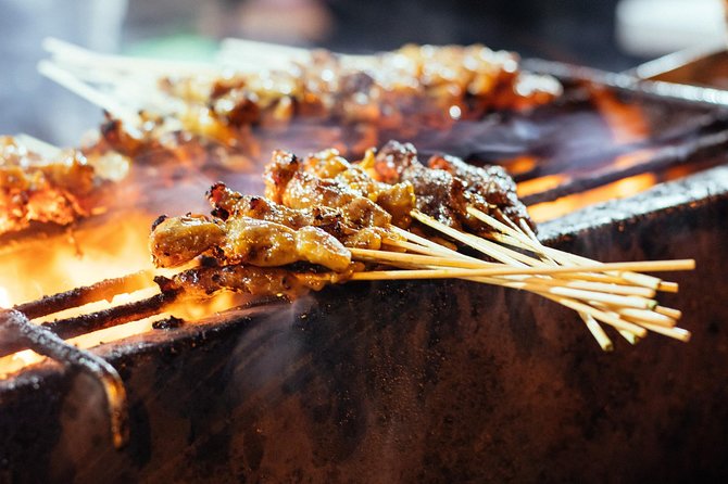 Drinks & Bites in Singapore Private Tour - Why Geylang makes a good first-night introduction