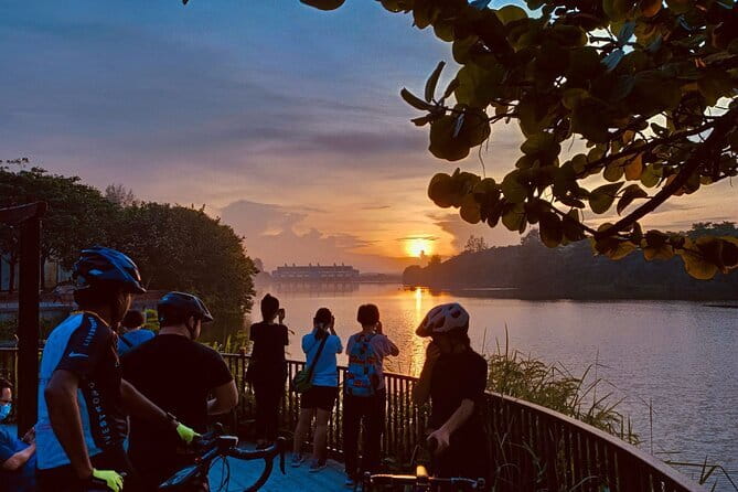 Explore a Rainforest teeming with Wildlife at Night! - What to bring and how to prepare
