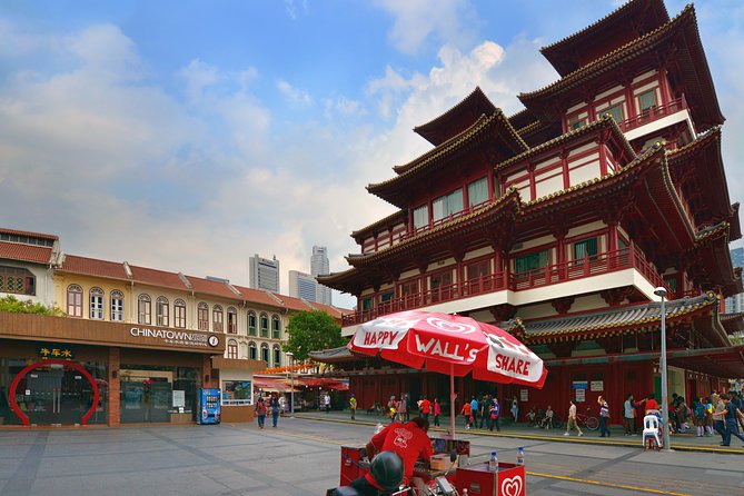 Michelin Premium Food Tour with Hawker Centre & Chinatown Tour - What guides add to the experience