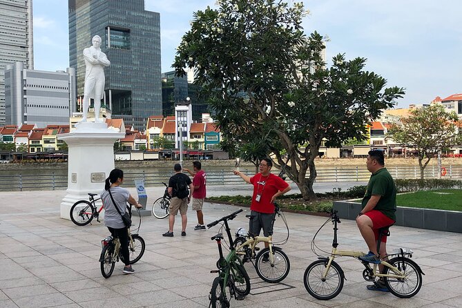 Past And Present Singapore Bike Tour - Fullerton Hotel and the Singapore River