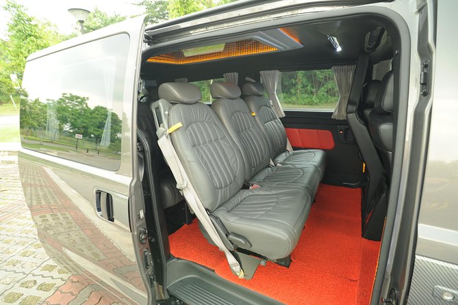 Private Singapore Departure Transfer: Hotel to Changi Airport - Riding in the private minivan
