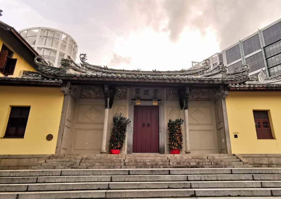 Secrets of Singapore Kick Scooter Tour with Dinner - War memorials, Raffles Hotel, and Beach Road