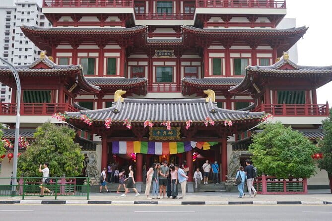 Singapore: Chinatown Food Adventure with 6 Tastings - The first tastes: breakfast and local delicacies