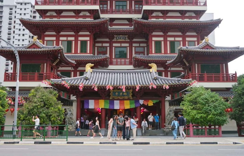 Singapore: Chinatown Food Tour with 6 Tastings - Finding the bakery and Chinese pastry stop