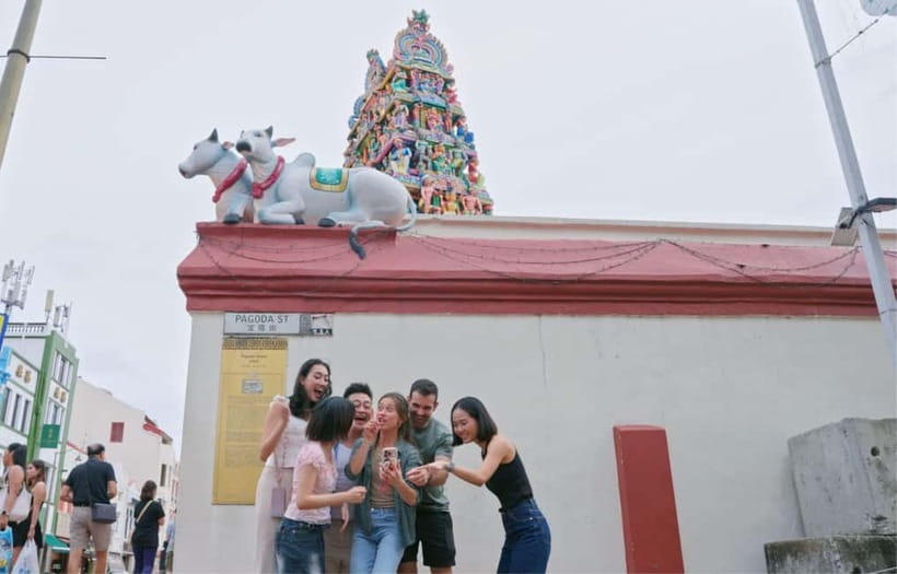 Singapore: Chinatown Food Tour with 6 Tastings - Tea, dessert, and the final clue