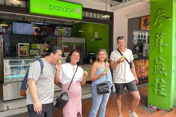 Singapore: Chinatown Hawker Food Tasting Tour - Chinatown streets, temples, and old stories