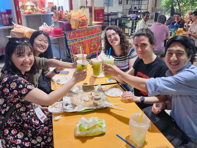 Singapore: Chinatown Hawker Guided 8-Dish Tasting Tour - A group meal, not eight full restaurant servings