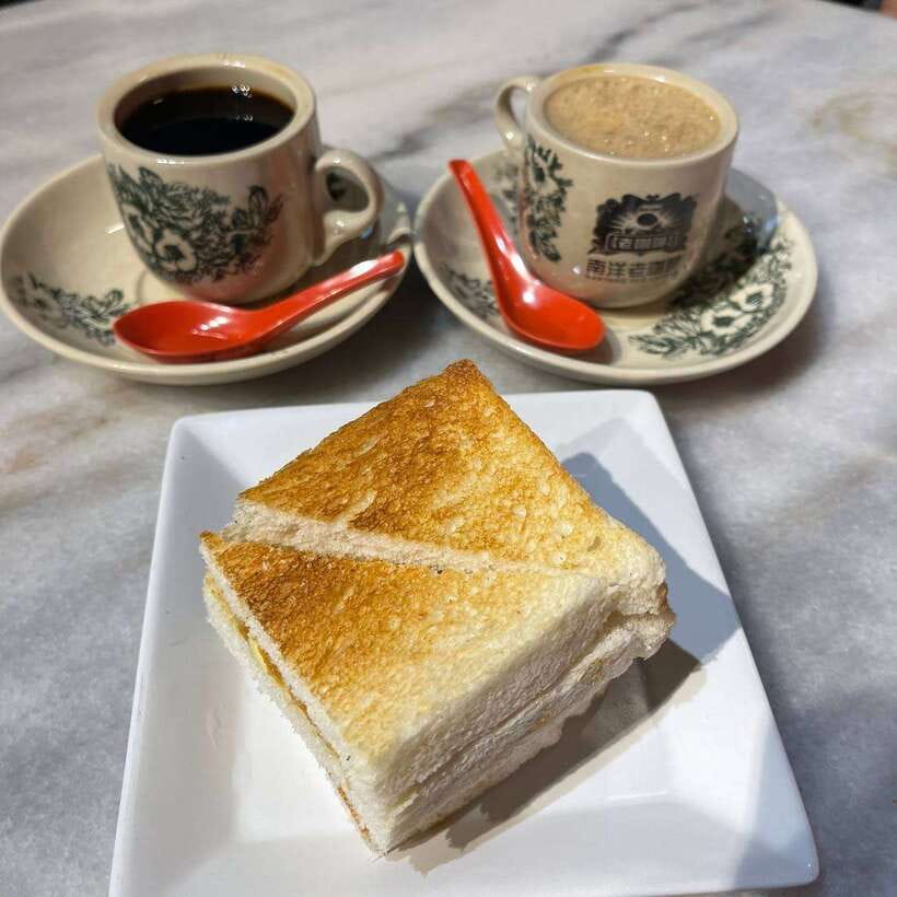 Singapore: Chinatown Hawker Guided 8-Dish Tasting Tour - The first tastes: coffee, spring rolls, and local habits