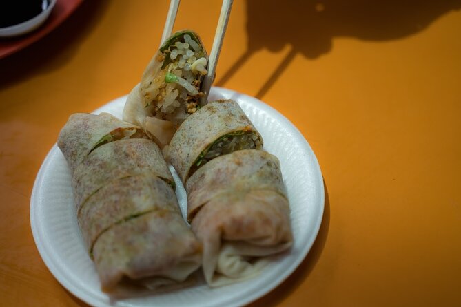 Singapore: Chinatown Hawker Market Food Tour with 7 Food Tastings - Chicken rice, the essential Singapore stop