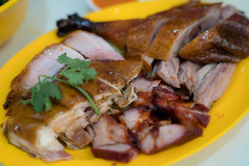 Singapore: Chinatown Hawkers Food Tour with 7 Food Tastings - Popiah oyster cake and small savory bites