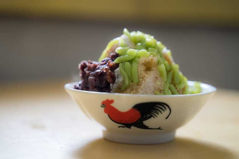 Singapore: Chinatown Hawkers Food Tour with 7 Food Tastings - Chicken rice, Singapore’s familiar classic