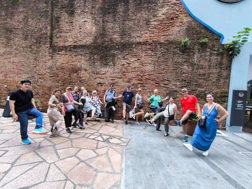 Singapore: Chinatown Historic Walking Tour with Lunch - Singapore City Gallery and the traditional medicine shop