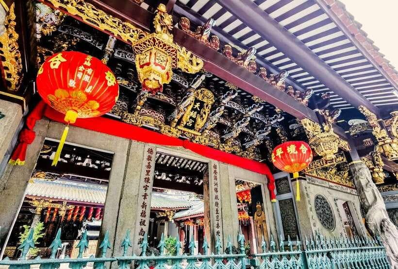 Singapore: Chinatown Historic Walking Tour with Lunch - From Raffles Place to Yueh Hai Ching Temple