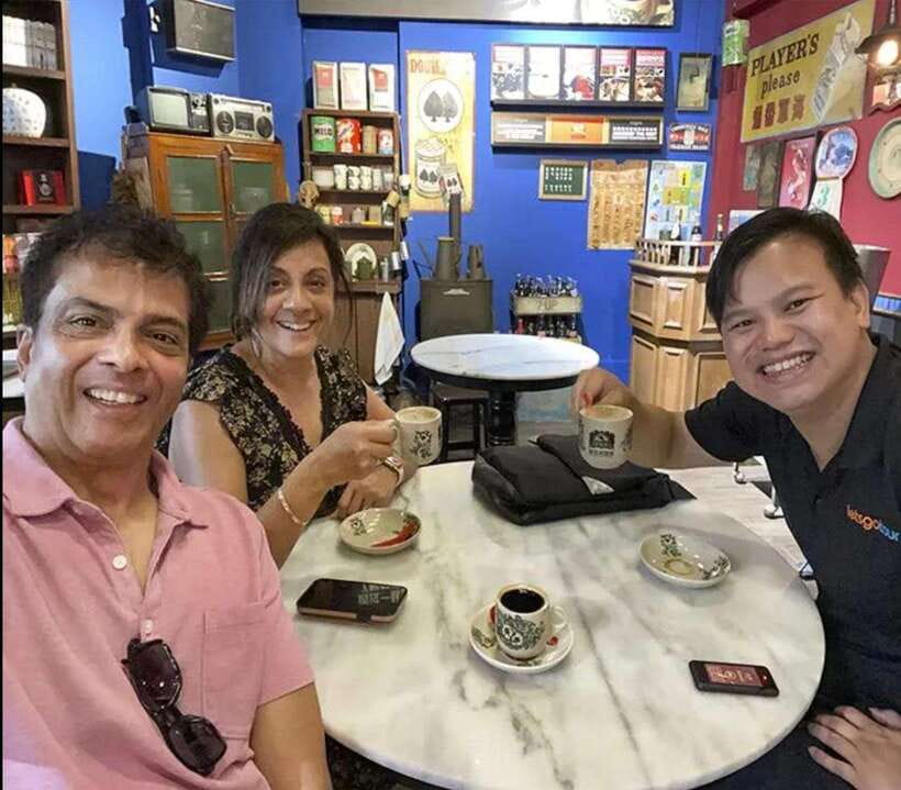 Singapore: Chinatown Street Food Tour - Maxwell Food Centre and a Singaporean breakfast