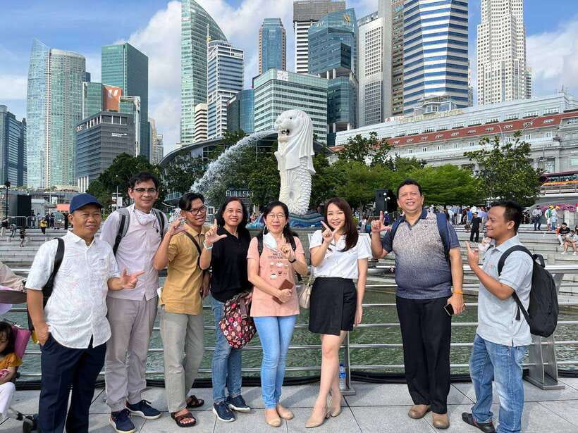 Singapore: City Highlights Walking Tour & Singapore River - Boat Quay connects commerce and skyline views