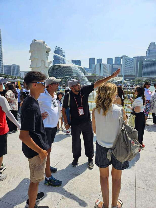 Singapore: City Highlights Walking Tour & Singapore River - Jubilee Bridge provides a natural finish