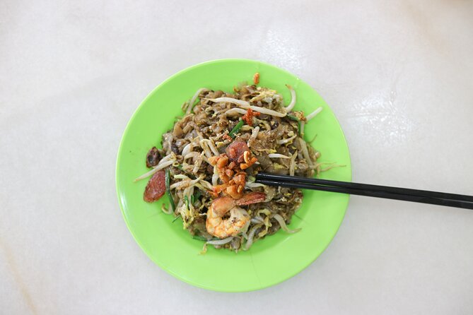 Singapore Foodie Experience Guided Tour with 5 dishes Tasting - Temple Street, chicken rice, and dessert