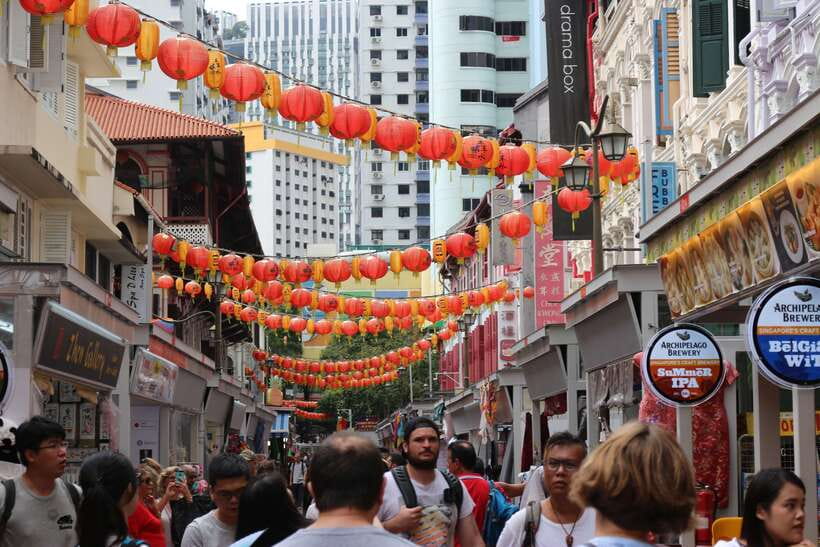 Singapore: Foodie Experience Guided Tour with 5 Tastings - Dessert closes a very full evening