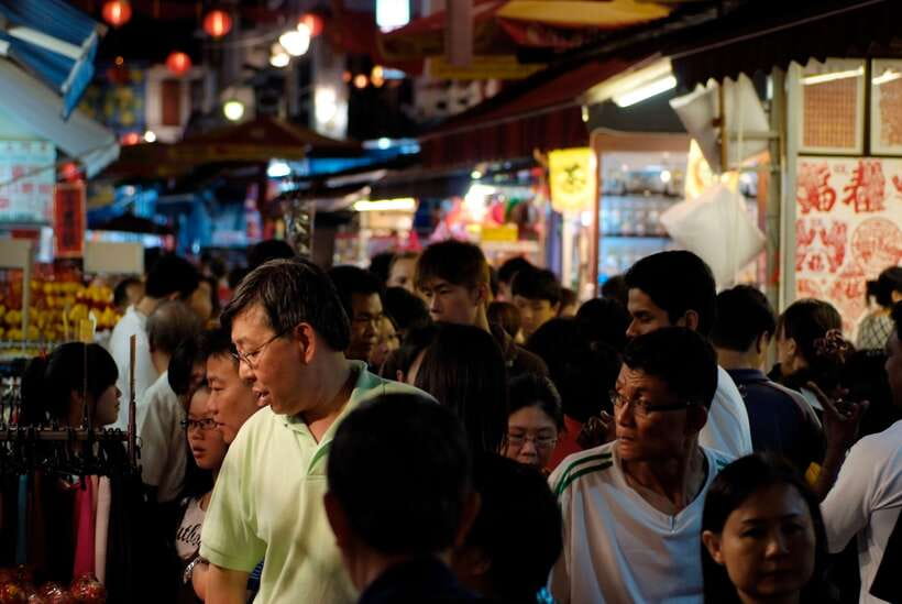 Singapore: Foodie Experience Guided Tour with 5 Tastings - What the guides add to the food