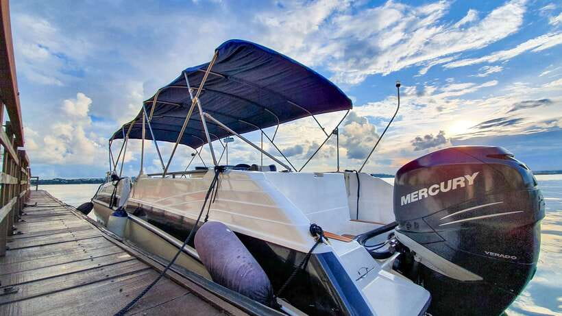 Singapore: Guided Boat Tour and Kelong Fish Farm Visit - Leaving the city behind at The Quarterdeck