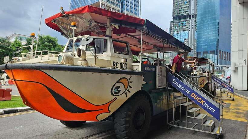 Singapore: Guided City Tour by Amphibious Duck Boat - The Civic District before the splash