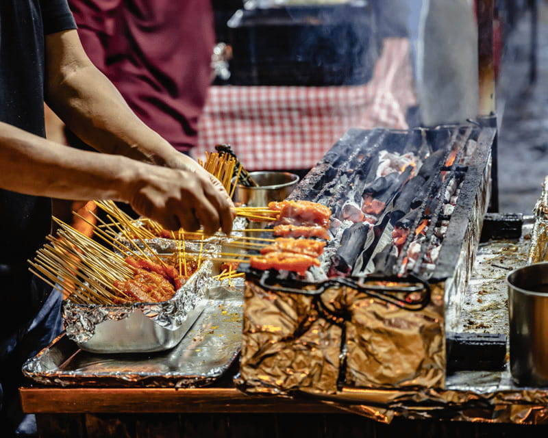Singapore: Hawker Culture Food Tour and Sightseeing - Guides, pace, and group feel