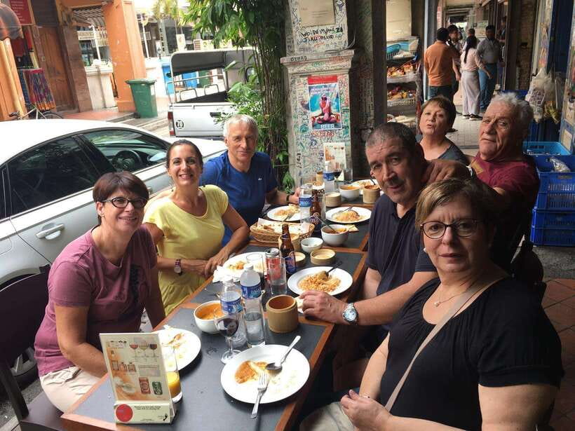 Singapore: Highlights & Hidden Gems Walking Tour - How private and customizable is it?