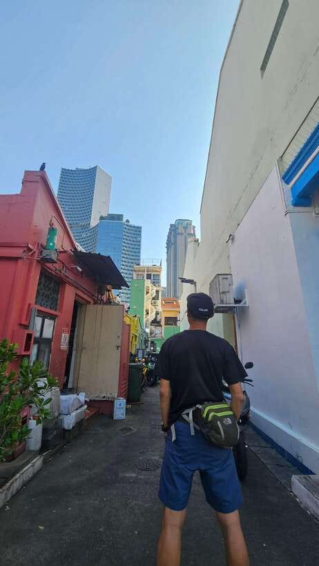 Singapore: Light to Night Bike Tour - The snack and souvenir