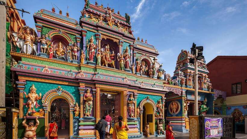 Singapore: Little India, Tekka Centre and Food Tastings Tour - A flower garland you make yourself
