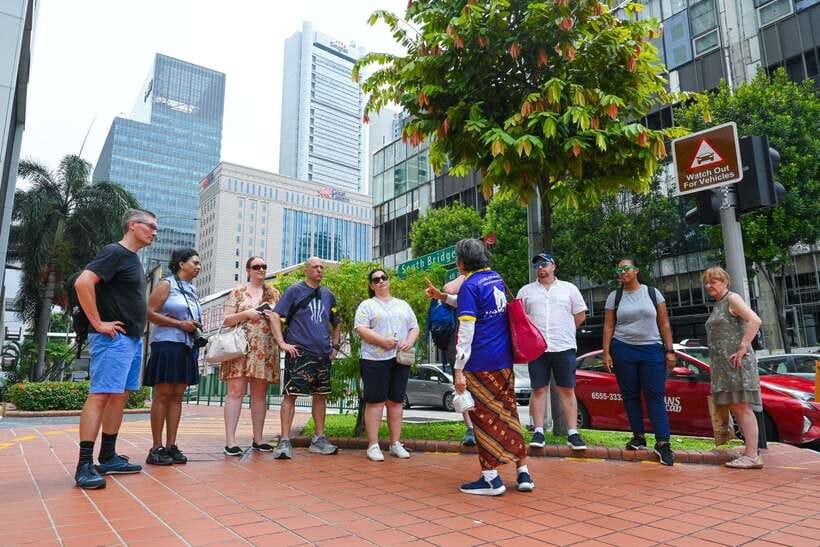 Singapore: Local Hawker Food Tour with Tastings - Jamae Mosque and Sri Mariamman Temple