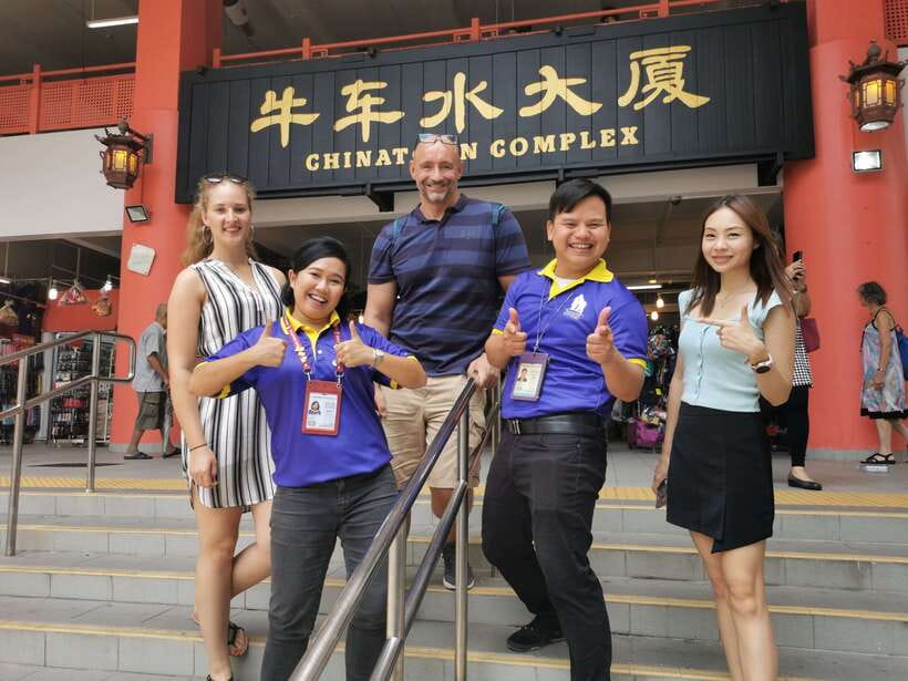 Singapore: Local Hawker Food Tour with Tastings - Who should book this experience?