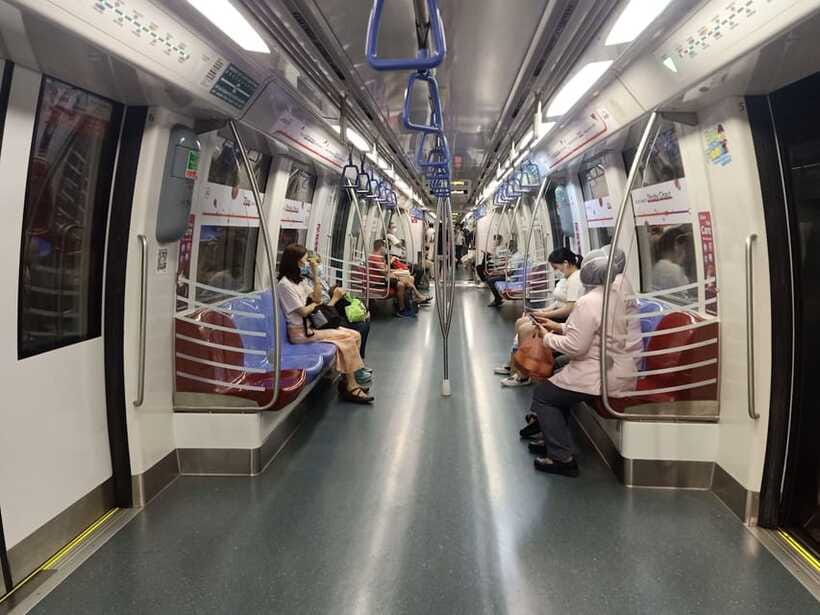 Singapore: Local Street Food Tasting Tour - Heat, seating, and pace: the practical tradeoffs