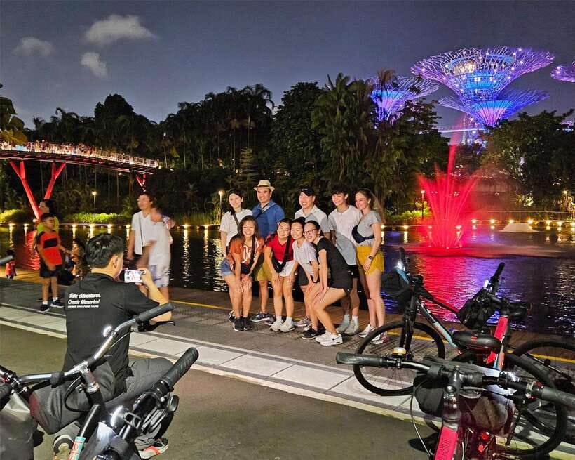 Singapore: Marina Bay Night Tour by Bicycle - What the guides add to the ride