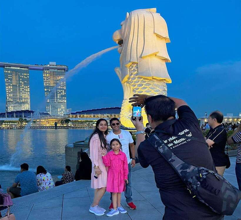 Singapore: Marina Bay Nighttime Walking Tour - The Merlion and the first bay views