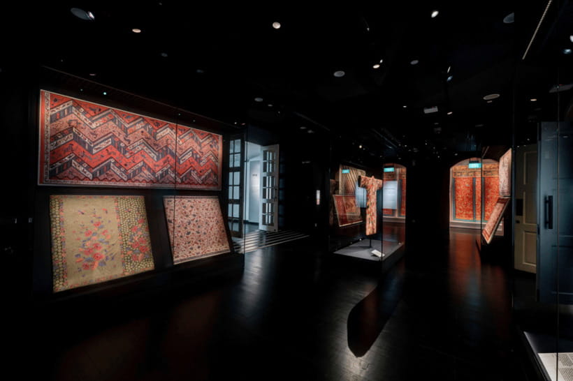 Singapore: Peranakan Museum Admission Ticket - Contemporary art beside historic objects