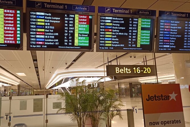 Singapore: Private Airport/Seaport Meet&Greet → Downtown/Sentosa - The airport meeting point and name-sign system