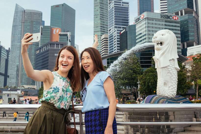 Singapore: Private Tour w/ Locals – Highlights & Hidden Gems - Raffles Hotel and the famous Singapore postcard