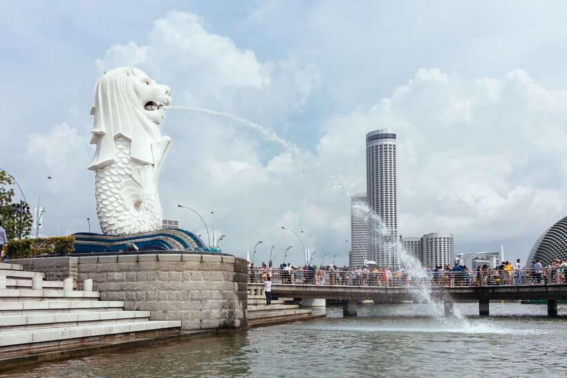 Singapore: Private Tour w/ Locals – Highlights & Hidden Gems - Four hours on foot in Singapore’s heat