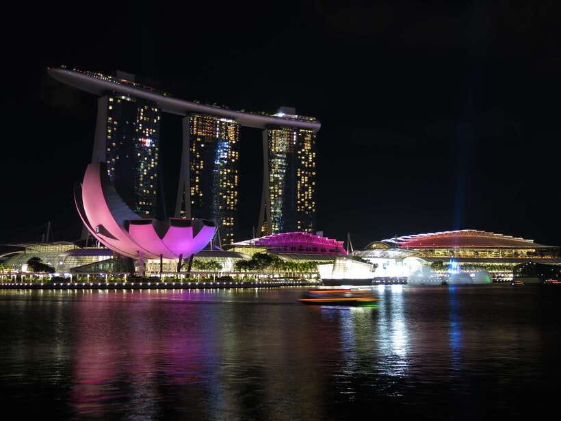 Singapore: Private Walking Tour with a Local - Food halls and local eating advice