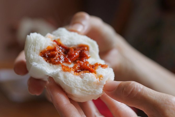Singapore's Chinatown "Off The Beaten Track" Foodie Tour - Starting at 62 Smith Street with a market lesson