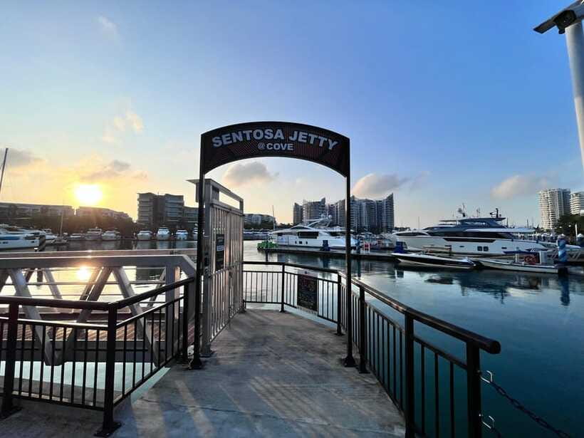 Singapore: Southern Island Speedboat Tour - Fort Siloso jetty, Keppel Harbour, and Dragon Tooth