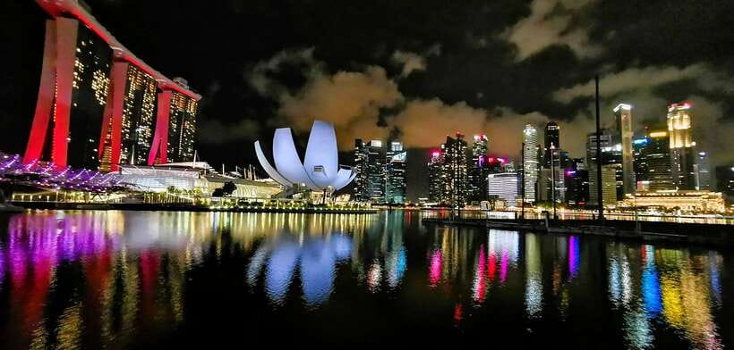 Singapore: Sunset City Tour by Kick Scooter - Crossing back through the city center