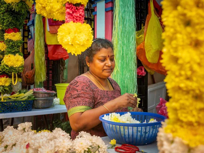 Singapore: Temples, Chinatown and Little India Private Tour - Chinatown begins with old trades and new Singapore