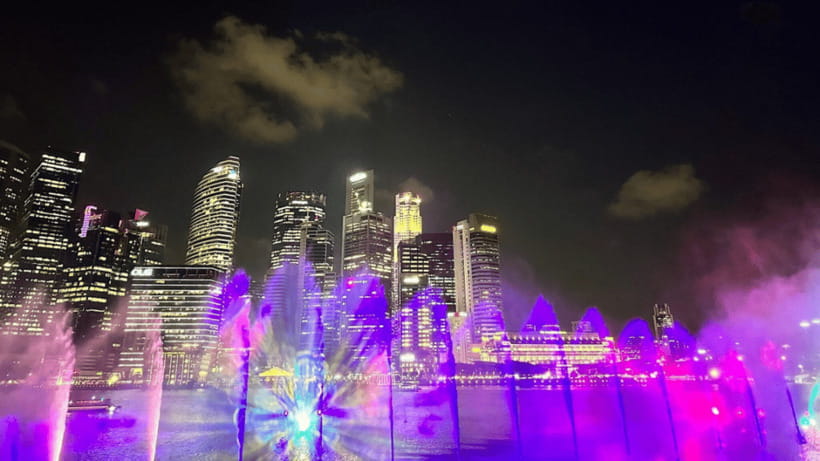 Singapore: Twilight Tour with River Cruise and Light Shows - Guides, Group Size, and the Human Side