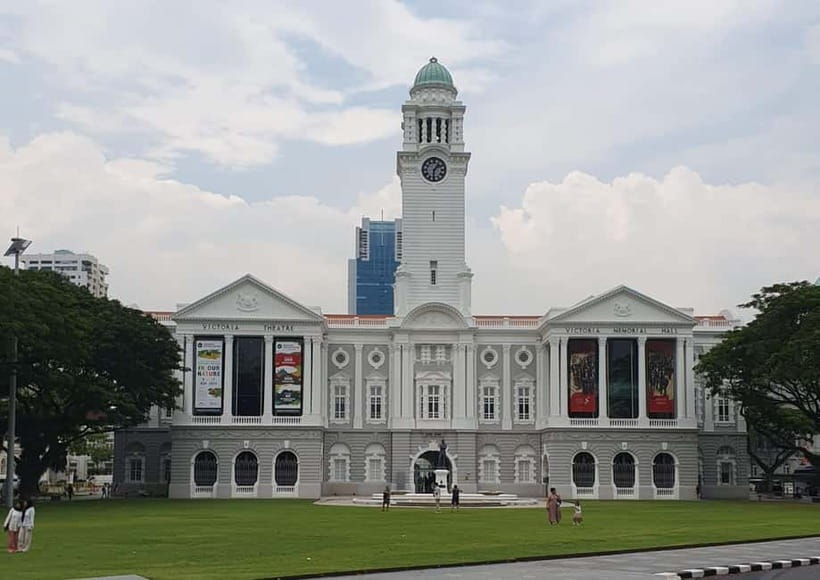Singapore: Walking City Tour with Local Tourist Guide - Crossing Into Chinatown