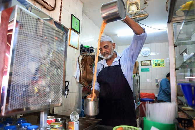 Small-Group Food Tour With Hawker Center: Eat Like A Local - Katong-Joo Chiat and the Peranakan table