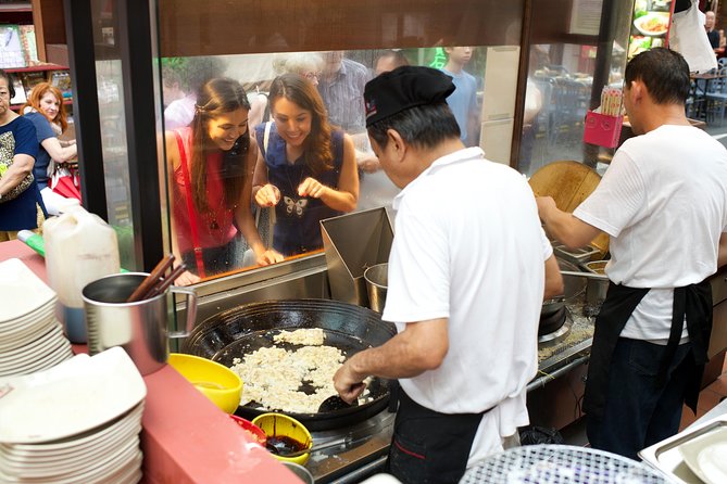 Small Group: Michelin and Local Hawker Food Tour with 9 tastings - Why this Chinatown food walk works